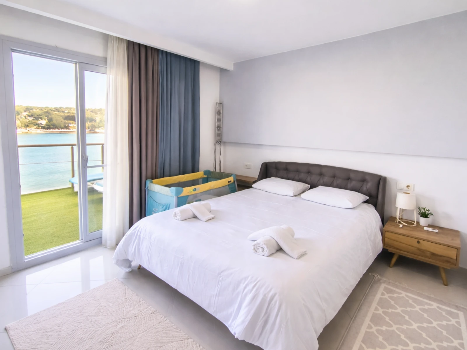 Kuşadası Lavender Residence C2 ebeveyn yatak odası ve teras çıkışı