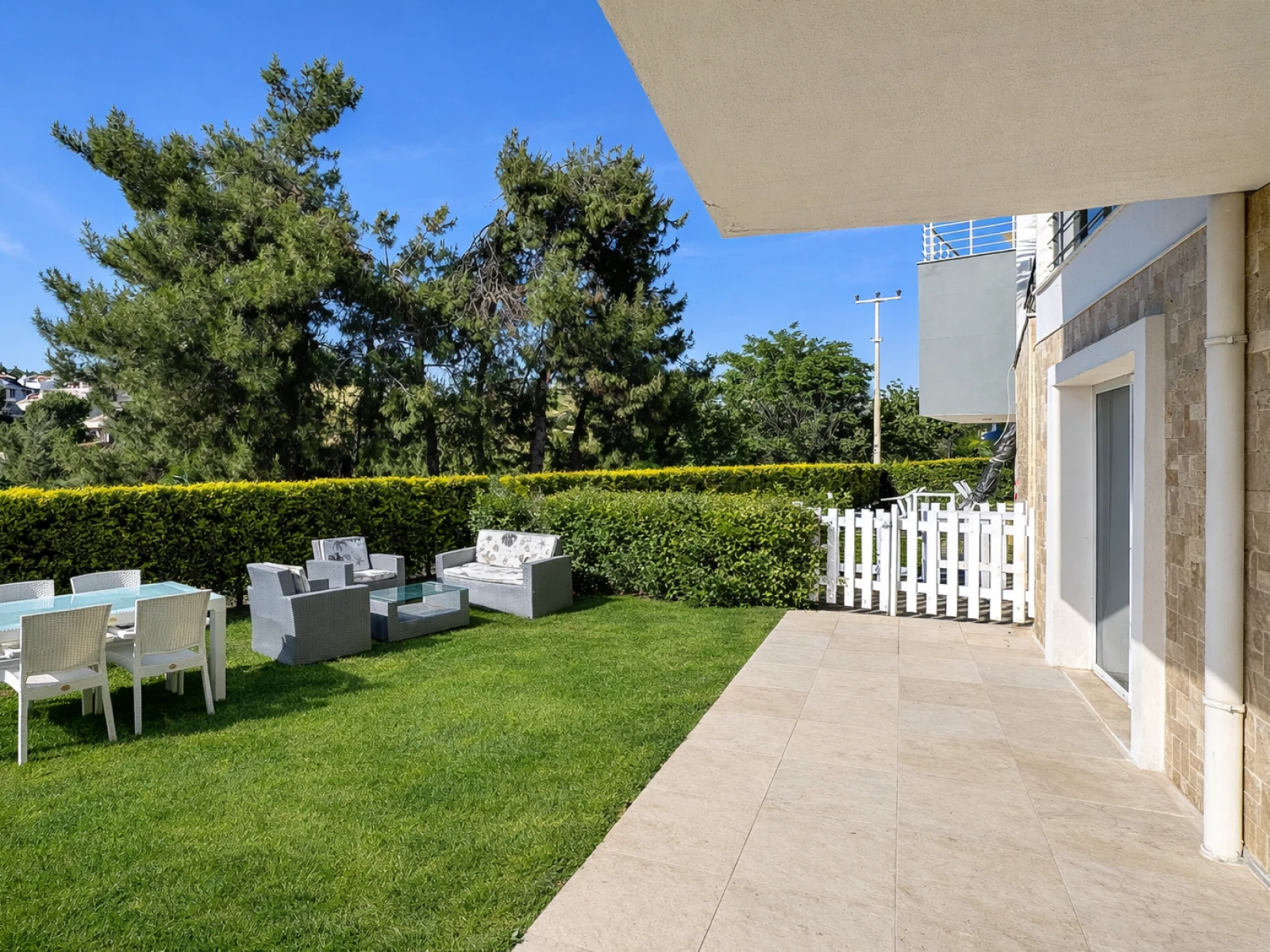 Kuşadası Lavender Residence B1 özel bahçe, teras ve dış oturma alanı