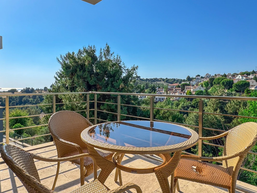 Kuşadası Lavender Residence A5 özel balkon, masa takımı ve yeşil manzara