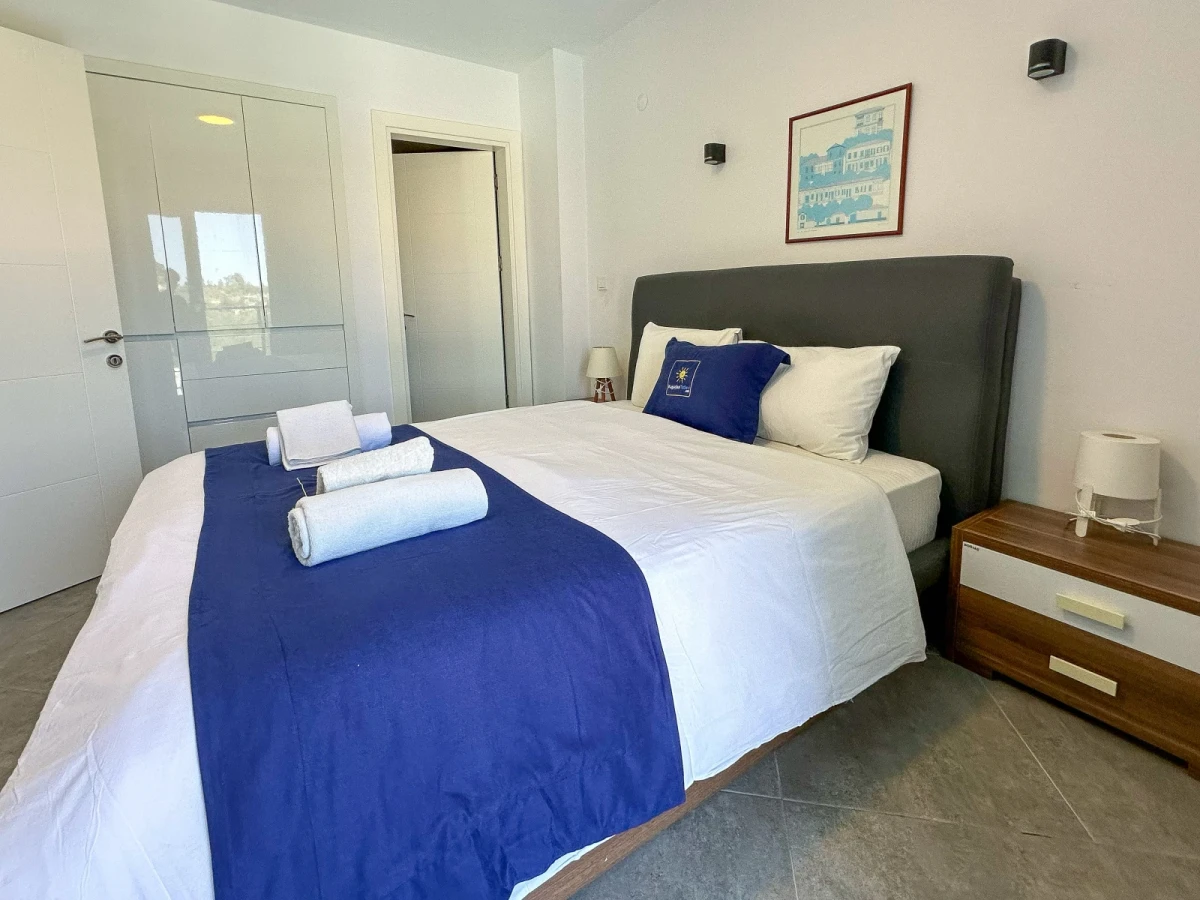 Kuşadası Lavender Residence D3 yatak odası ve modern iç mekân görünümü