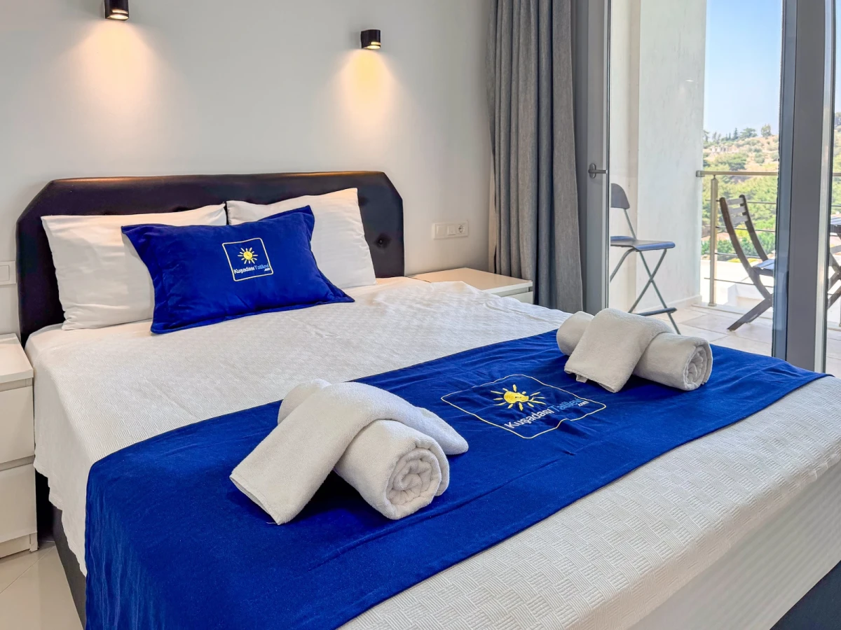 Kuşadası Lavender Residence C6 bedroom with double bed and balcony access