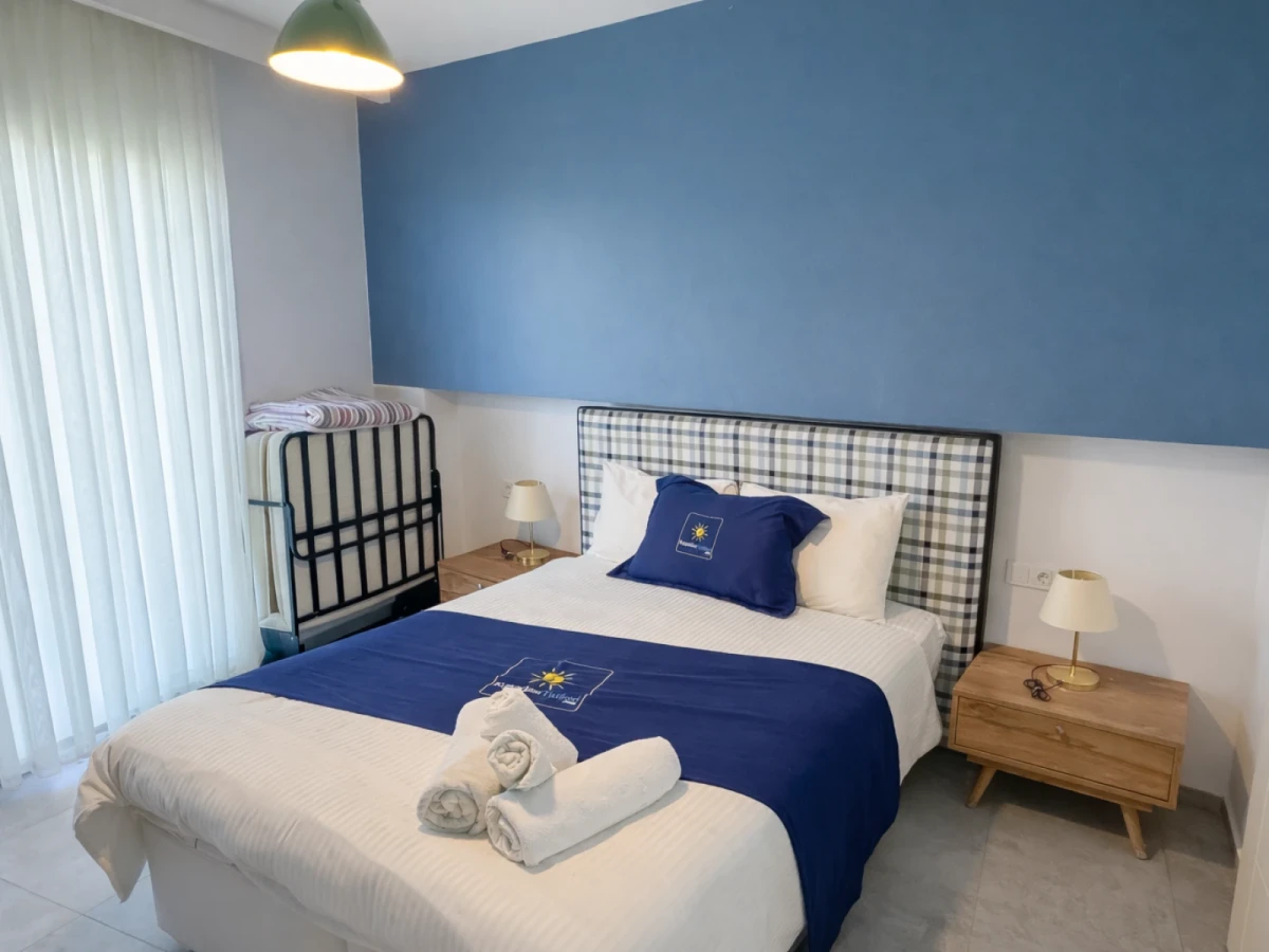 Kuşadası Lavender Residence B1 ebeveyn yatak odası ve bahçe çıkışı