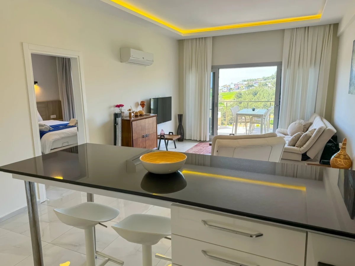 kuşadası Lavender Residence B7 mutfak, yemek alanı ve pencere görünümü