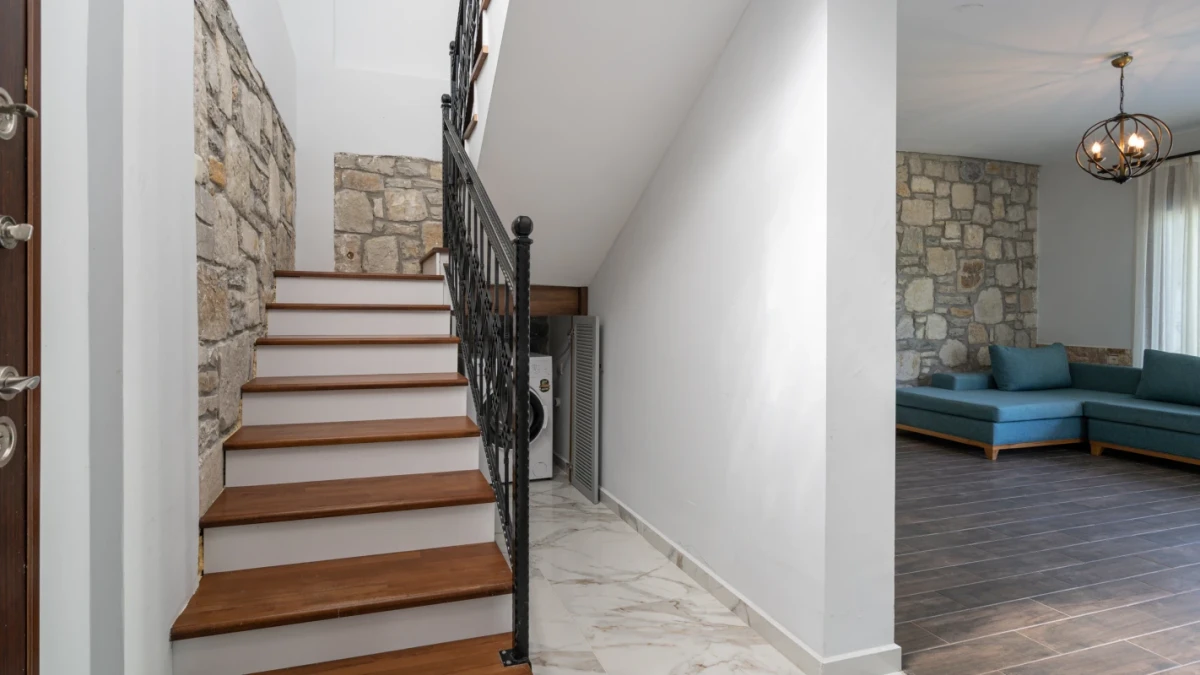 Merdivenli giriş alanı ve salon bağlantısı