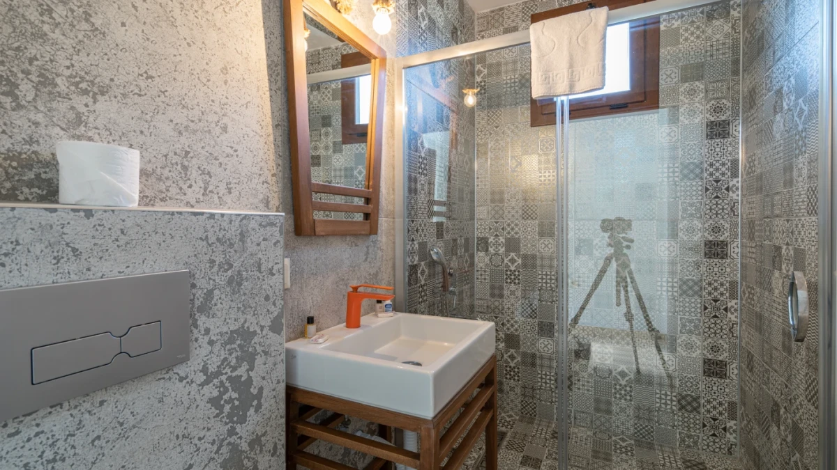 Cam duş kabinli ve desenli fayanslı modern banyo