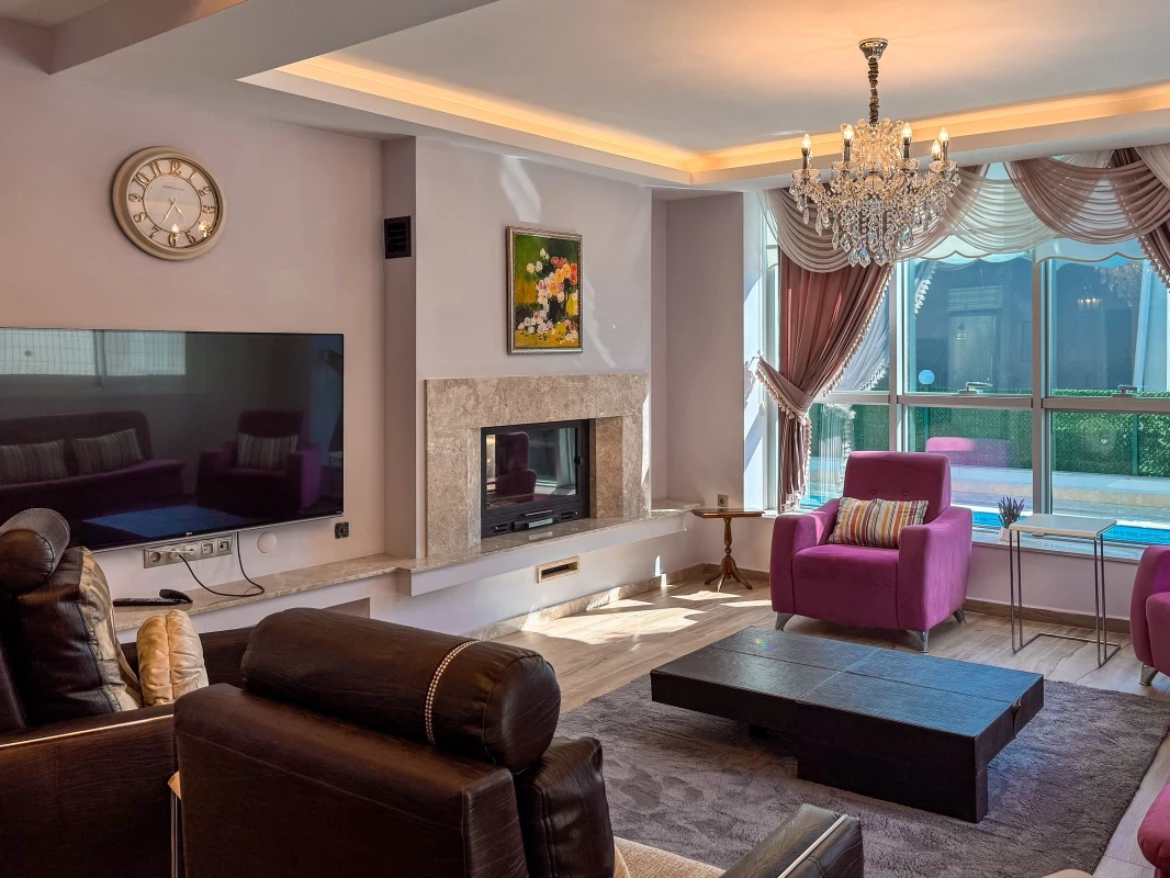 Villa Zeytin şömineli geniş salon oturma alanı ve manzara