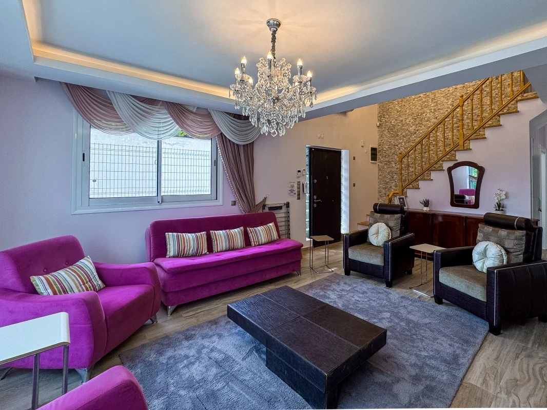 Villa Zeytin ferah salon oturma grubu, merdiven ve yüksek tavan