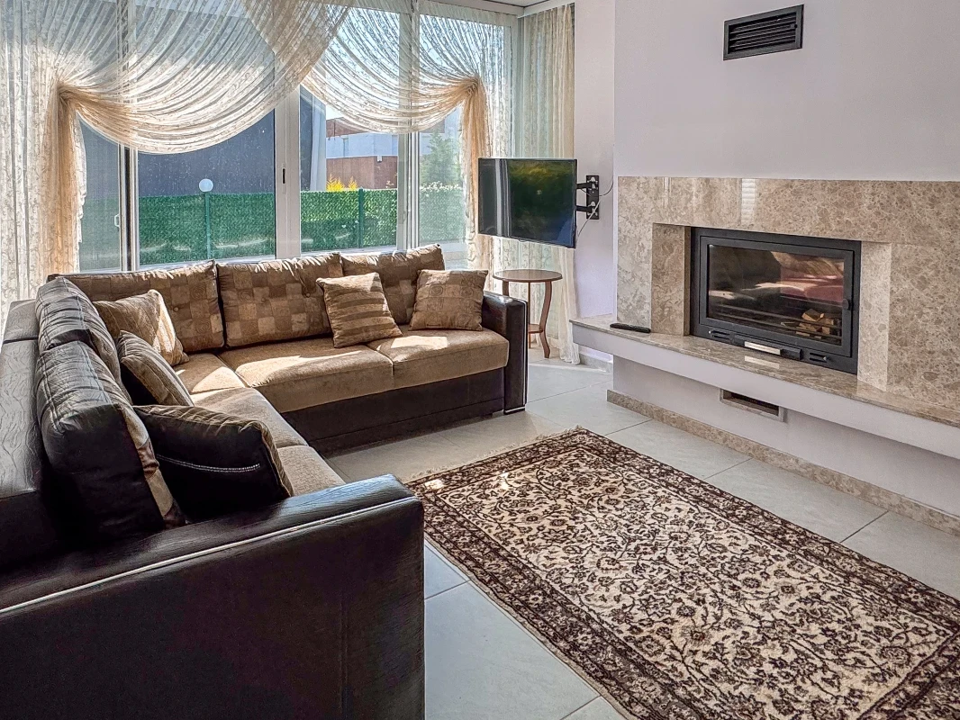 Villa Zeytin şömine detayı ve geniş oturma alanı
