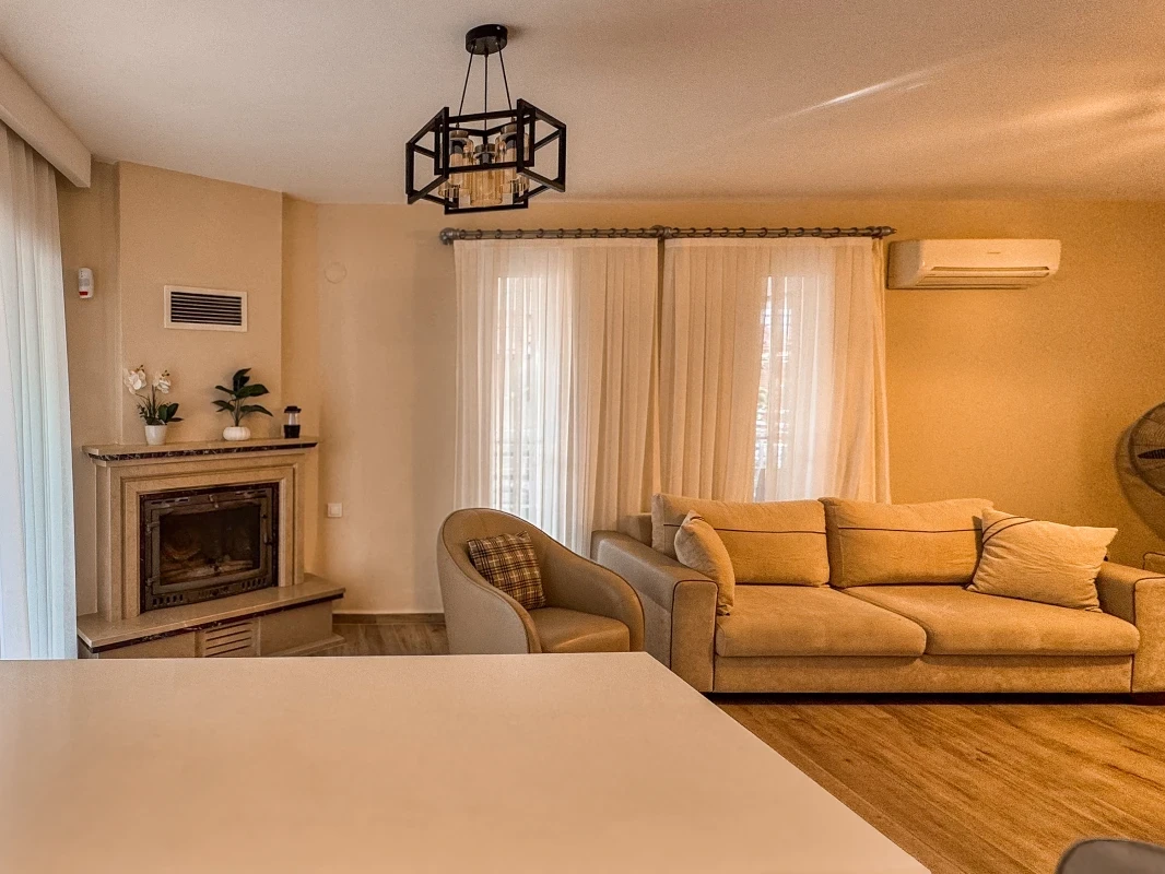 Villa Kumsal lounge: bright interior with large seating area