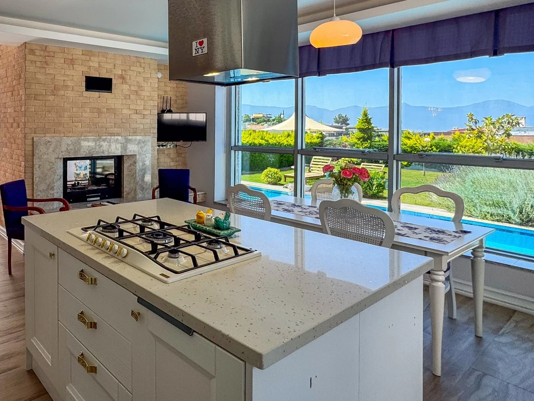 Villa Limon mutfak: ada tezgâh, ocak ve açık plan düzen