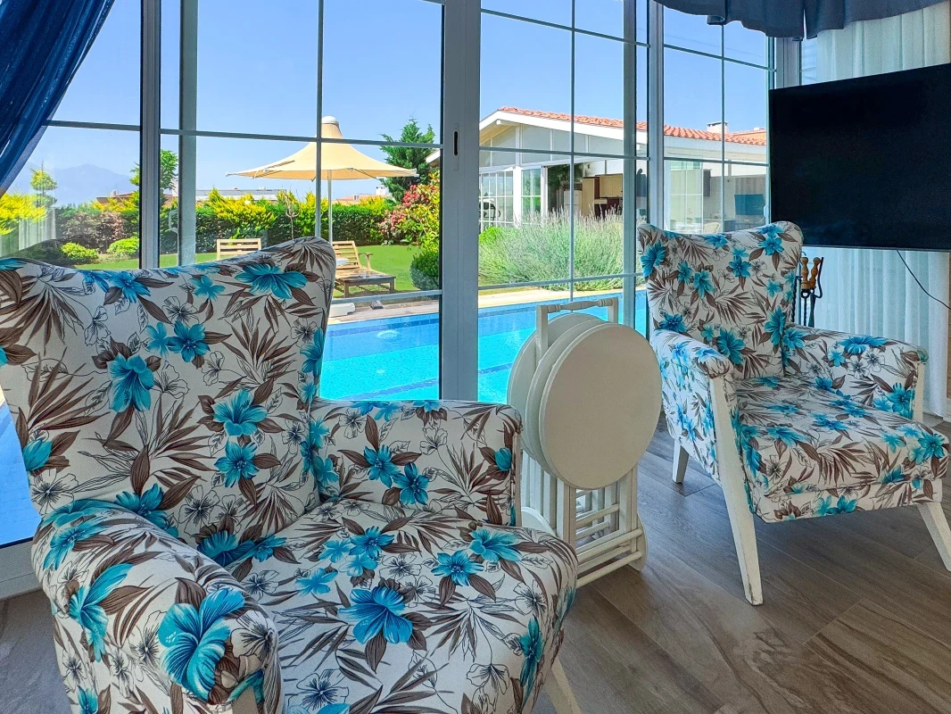 Villa Limon havuz manzaralı oturma köşesi ve yemek alanı