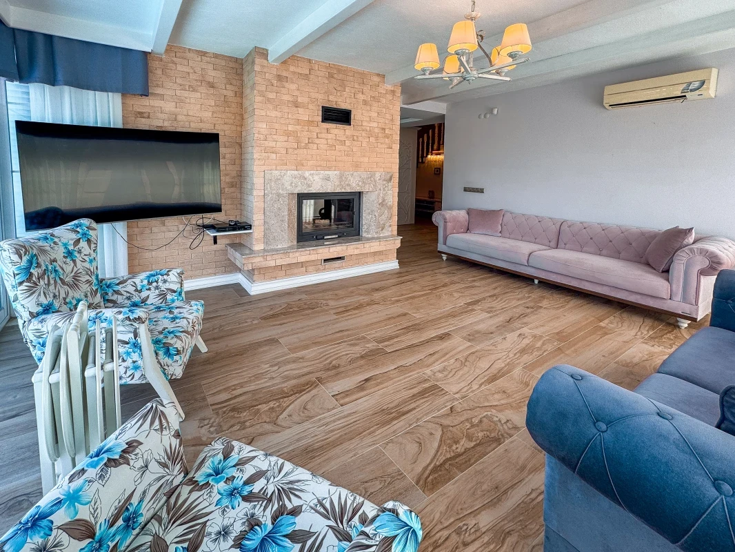 Villa Limon salon: şömineli geniş oturma alanı ve TV