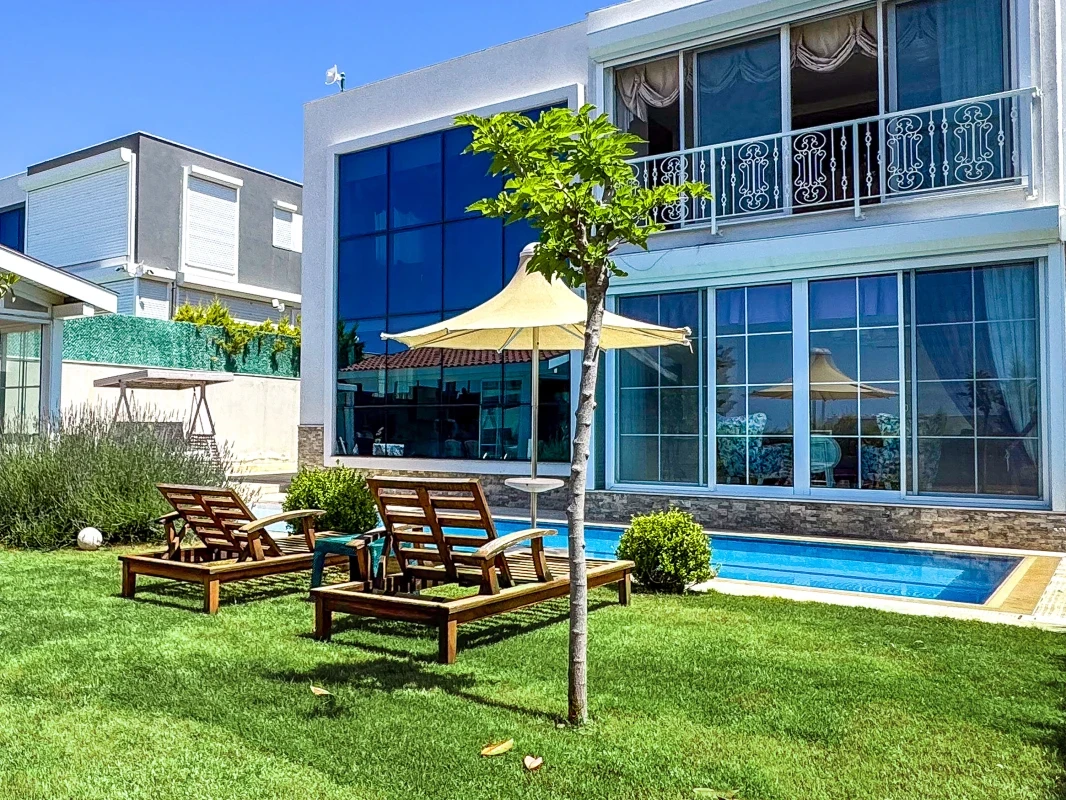 Villa Limon dış alan: özel havuz, çim bahçe ve güneşlenme alanı