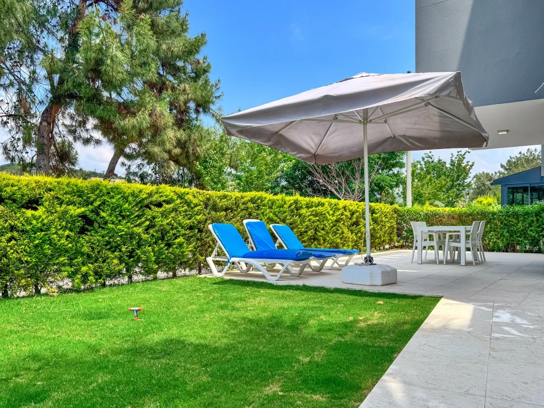 Kuşadası Lavender Residence A2 çitle çevrili bahçe ve açık oturma alanı