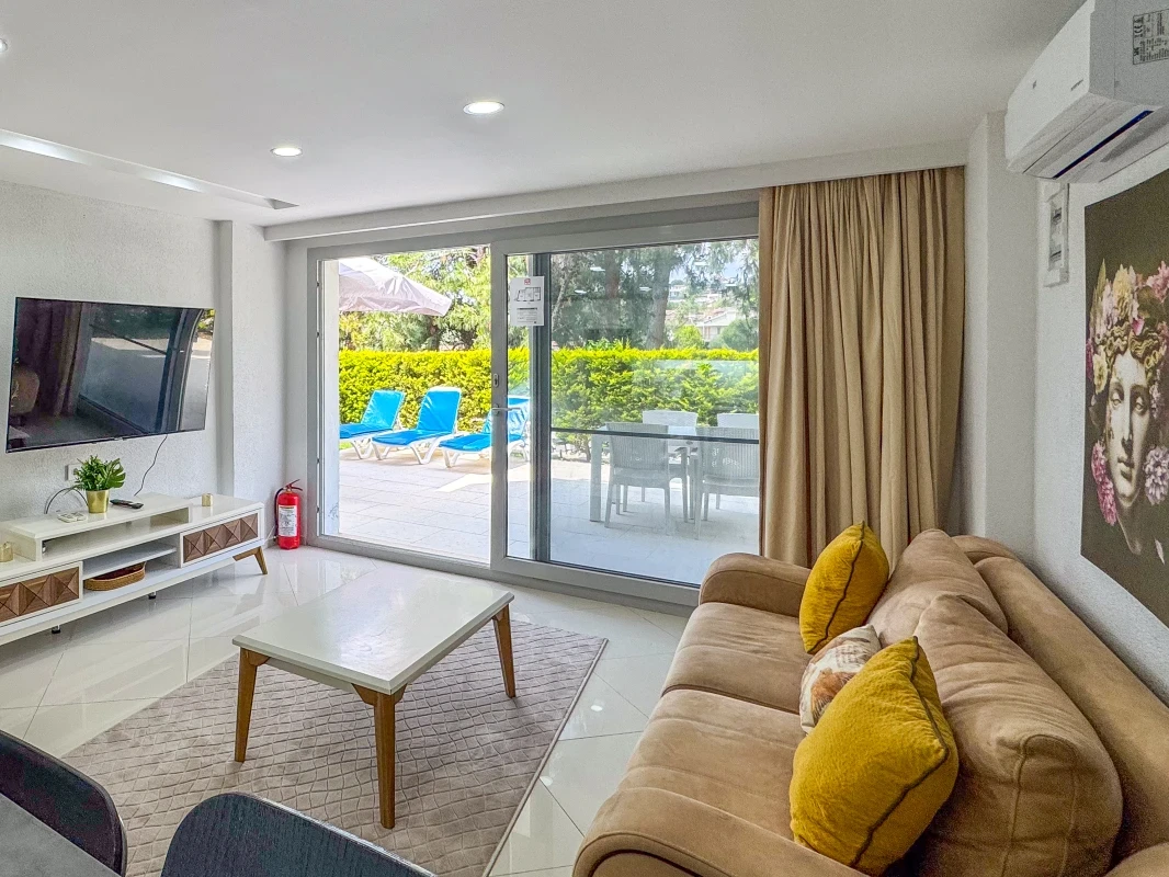 Kuşadası Lavender Residence A2 salon ve bahçe terası