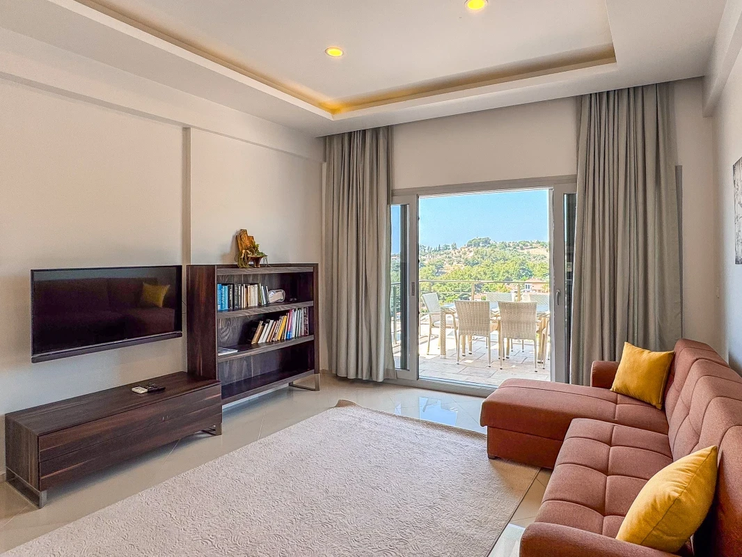 Kuşadası Lavender Residence C6 living room with terrace access and view