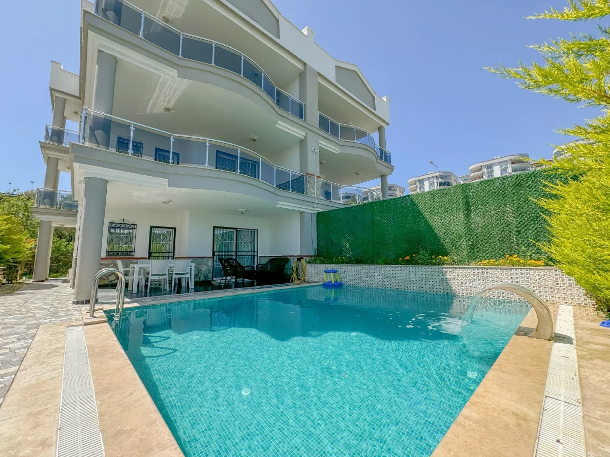 Villa Begonvil private pool and garden view