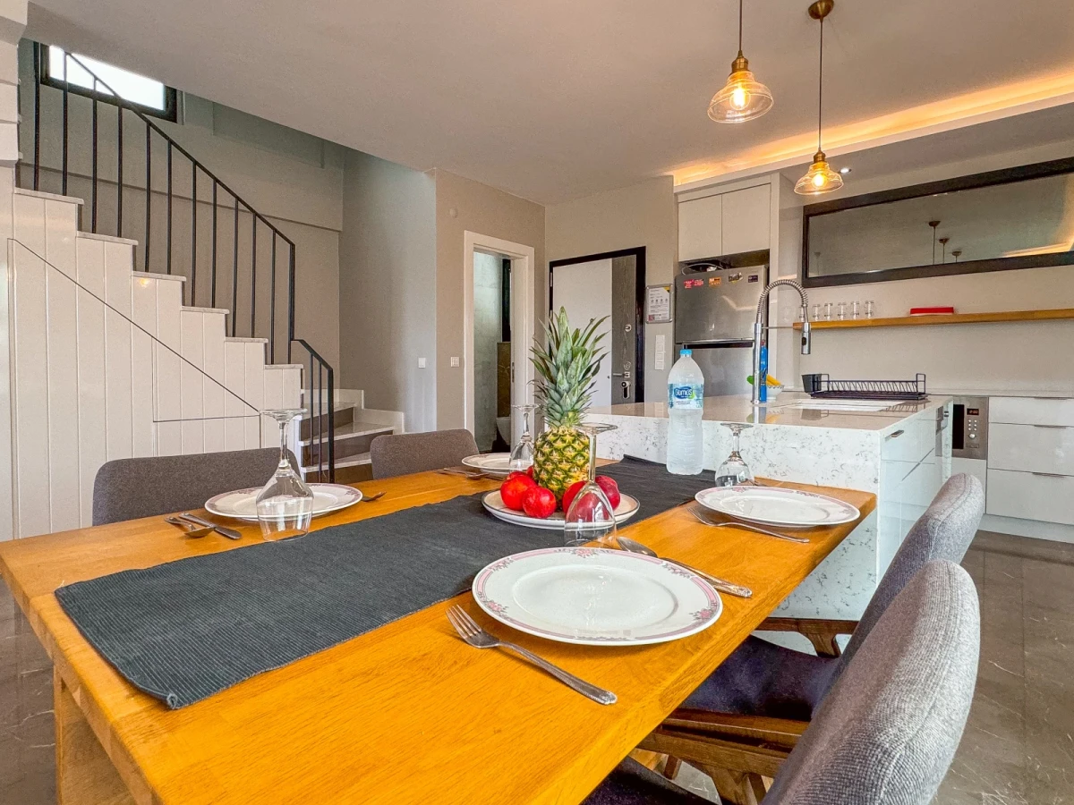 Villa Elit dining area: open-plan kitchen and dining table