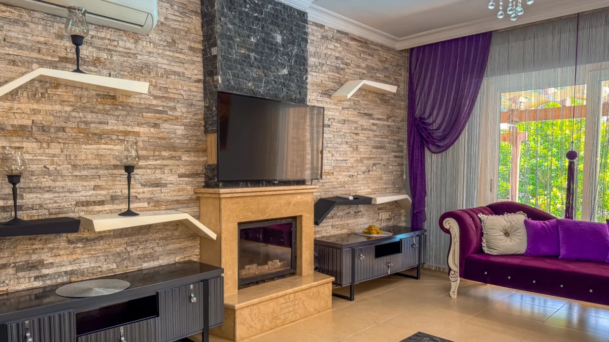 Salon: şömine ve oturma alanı detayı