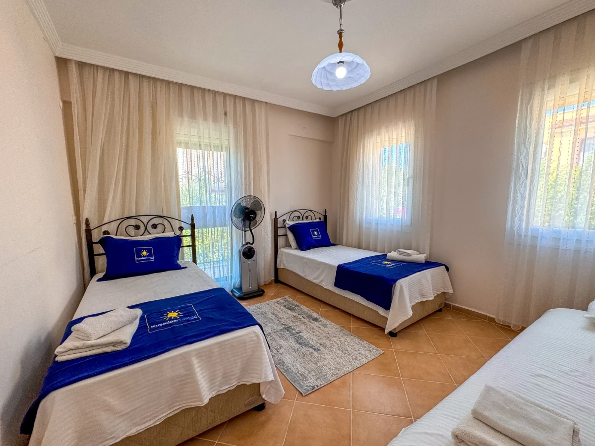 Kuşadası Villa Elma mutfak – tezgâh ve yemek alanı