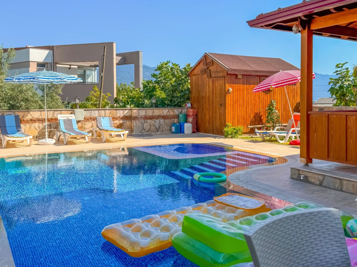 Kuşadası Villa Elma salon – oturma grubu, TV ve geniş yaşam alanı