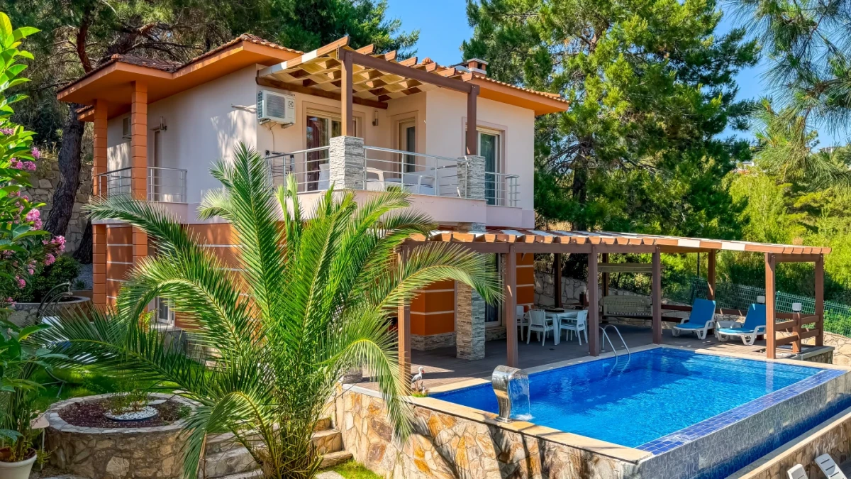 Villa Siesta dış cephe: özel infinity havuz ve bahçeli villa görünümü