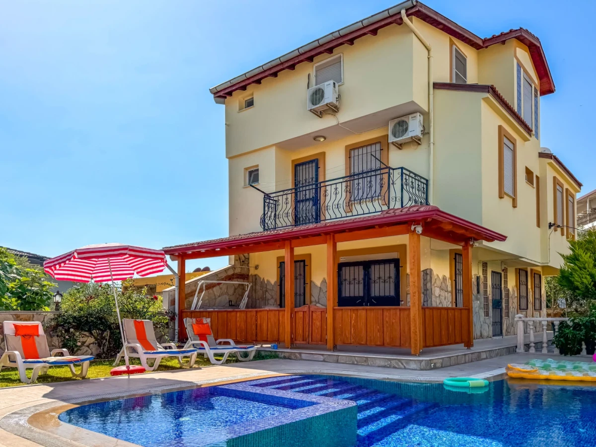 Kuşadası Villa Elma dış cephe – özel havuz ve bahçe görünümü