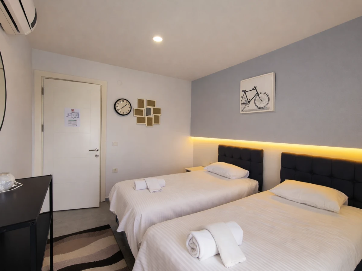 Kuşadası Lavender Residence B2 second bedroom with twin beds