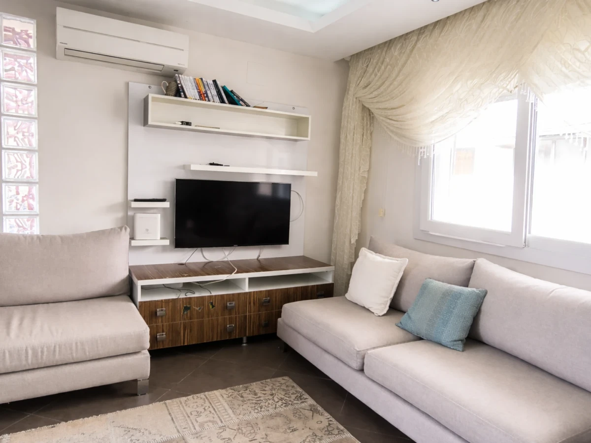Televizyonlu, konforlu ve modern salon