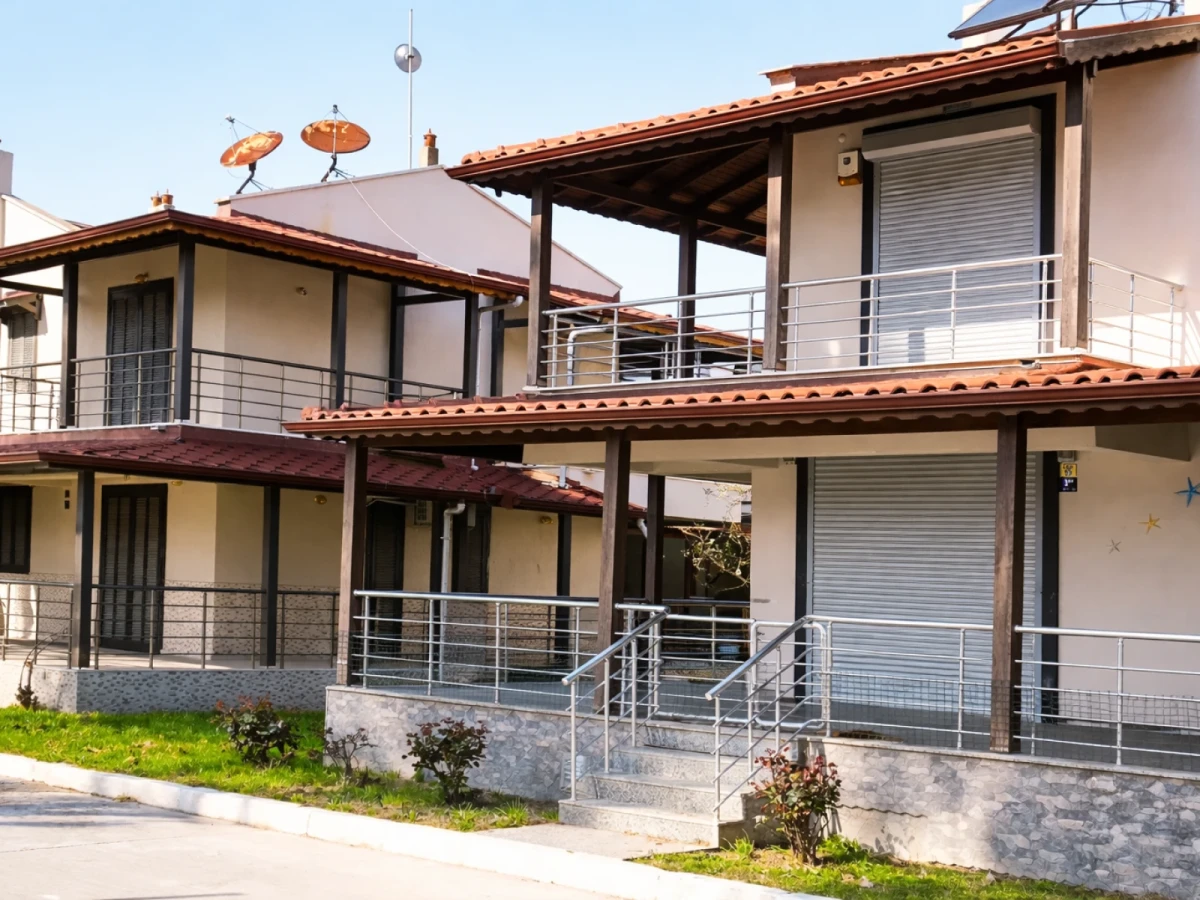 Balkonlu ve teraslı villa dış cephe görünümü