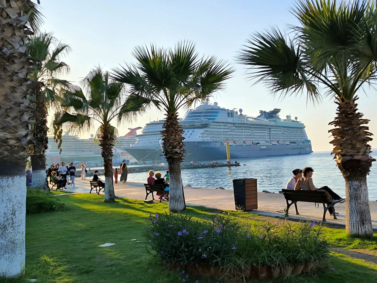 kusadasi harbour and sea premenante