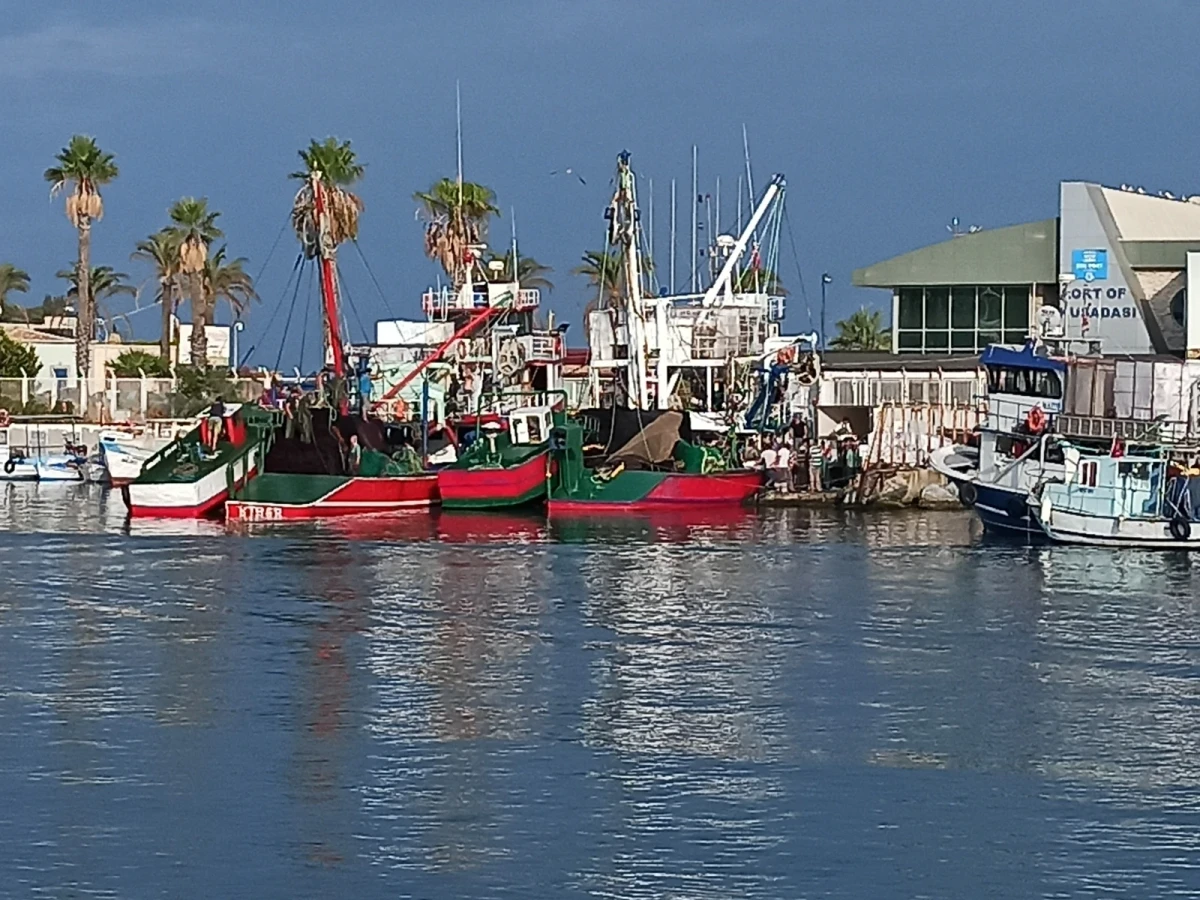kusadasi fishers harbour