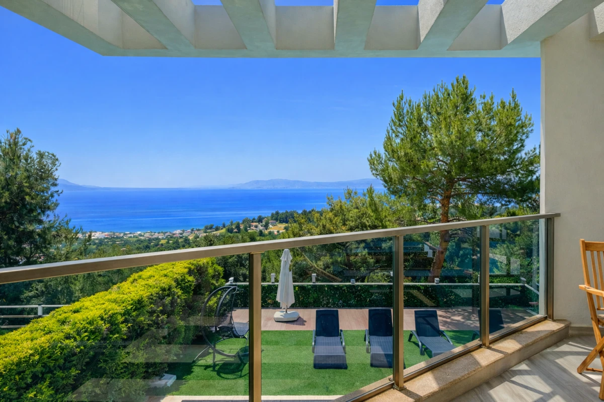 Kuşadası Soğucak’ta deniz manzaralı balkon ve dış oturma alanı