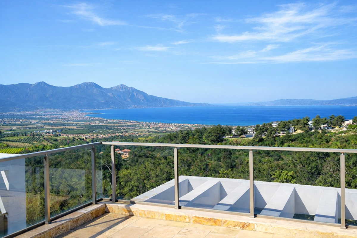 Kuşadası Soğucak’ta deniz ve dağ manzaralı geniş teras alanı