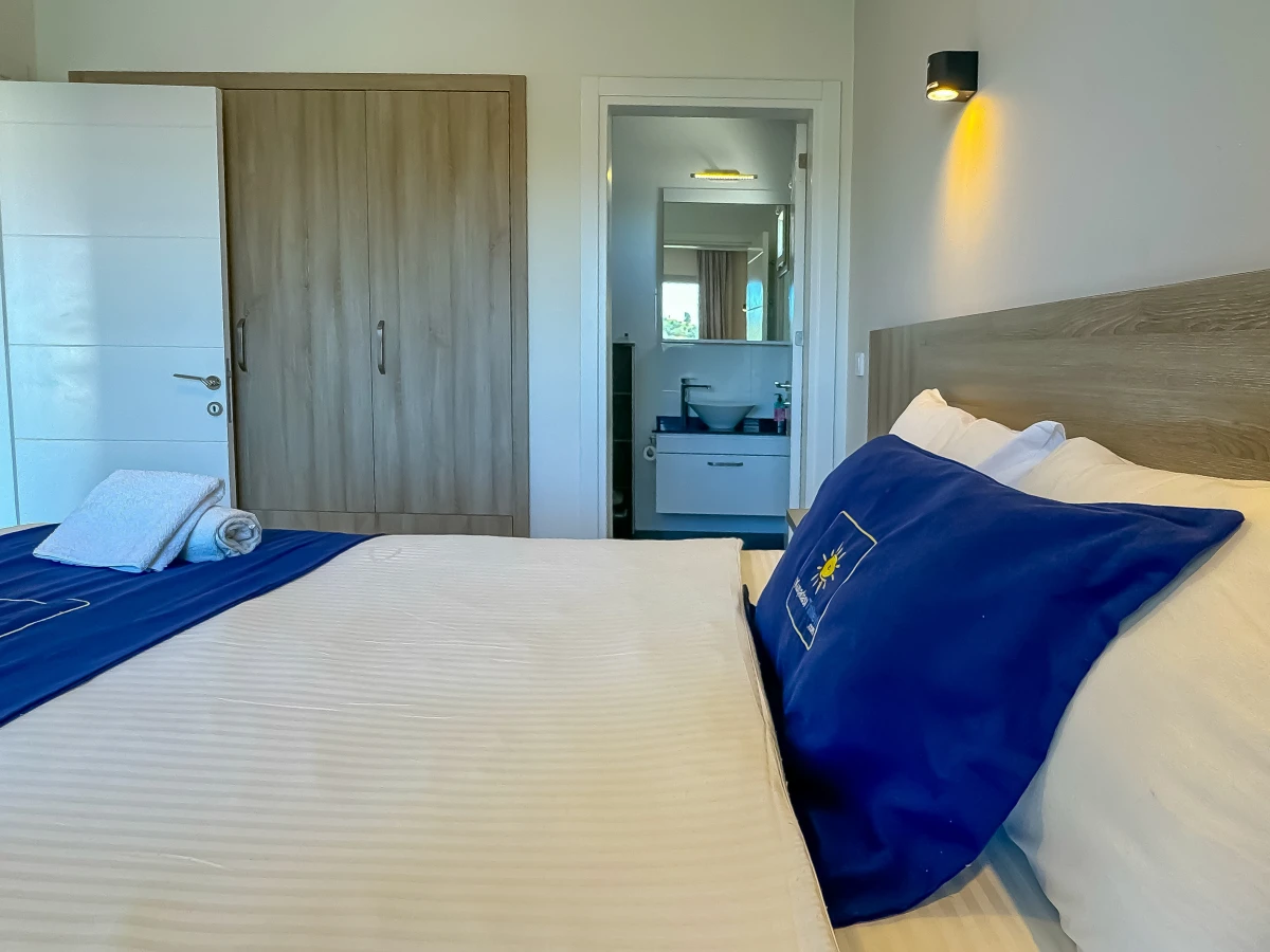 Yüksek tavanlı penthouse dairede ferah yatak odası ve balkon çıkışı