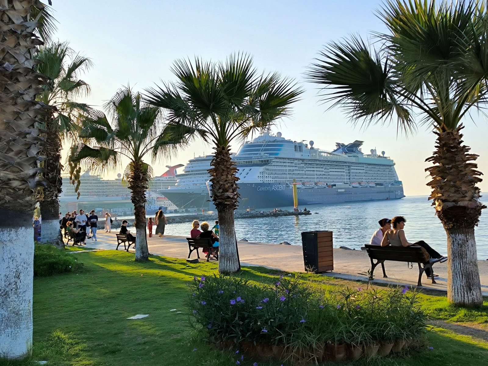 kuşadası liman ve yürüyüş yolları