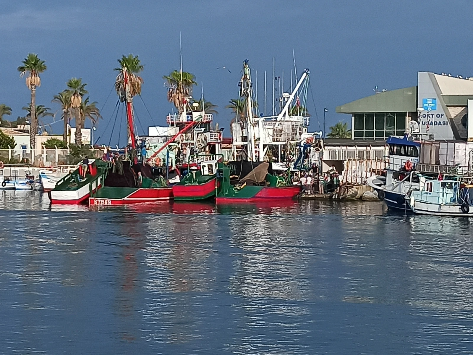 kuşadası balıkçı limanı