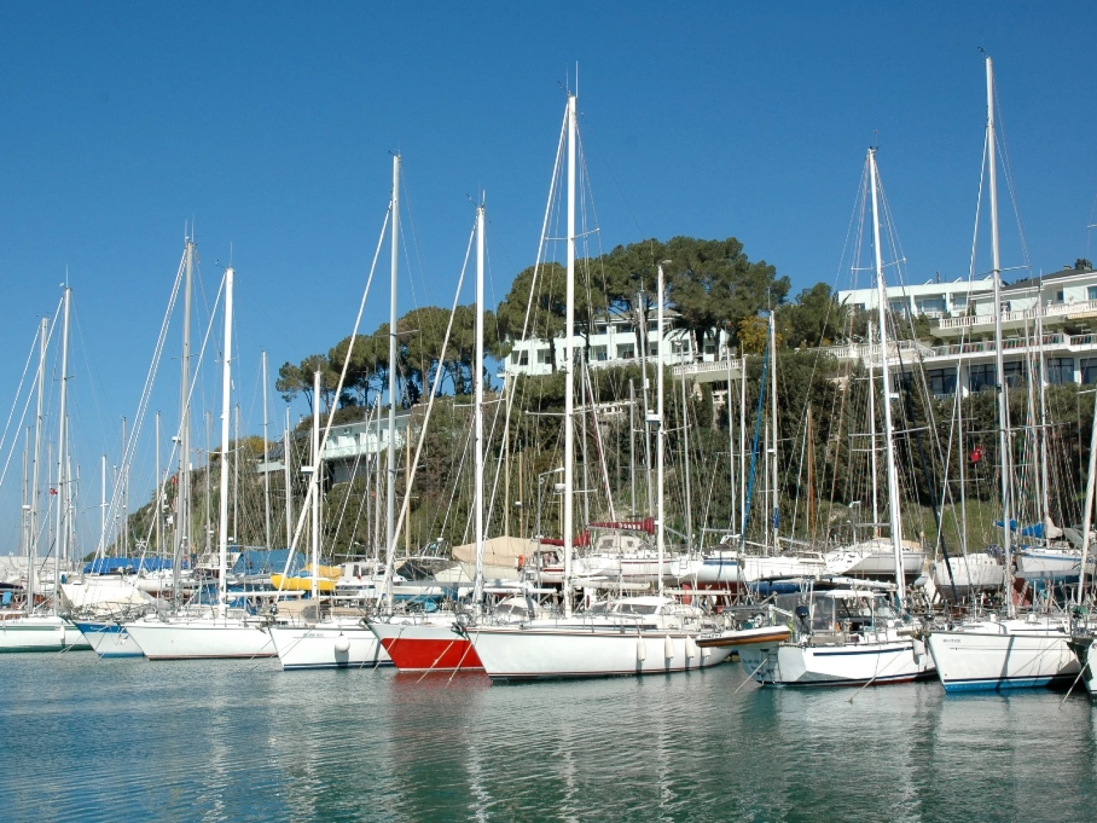 kusadasi yat limanı