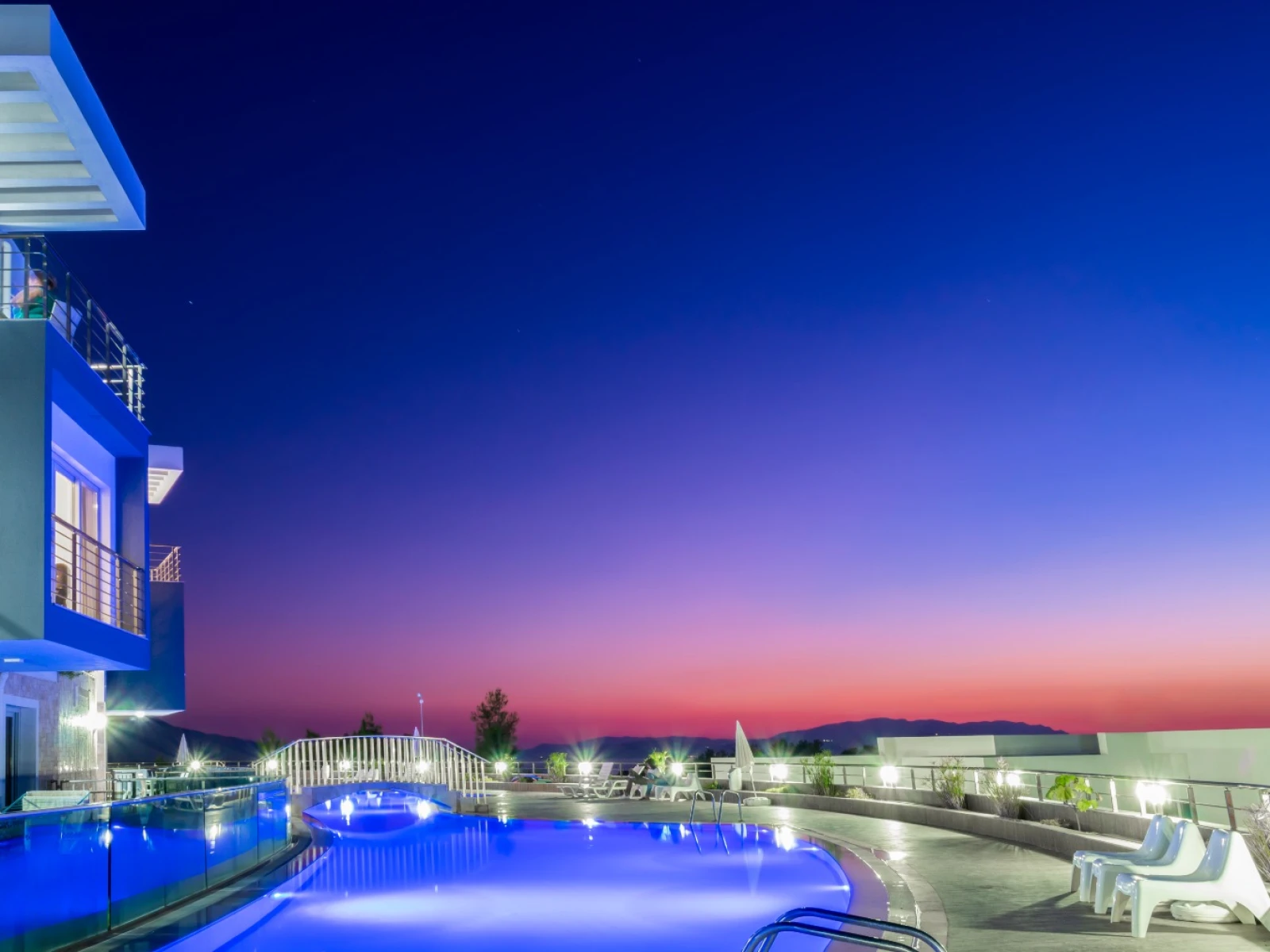 Kuşadası Lavender Residence ortak açık havuz gece görünümü