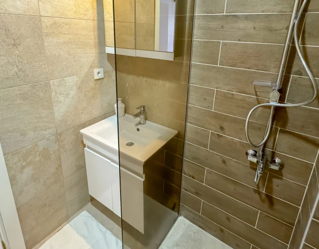 lavender-gardenview-bathroom