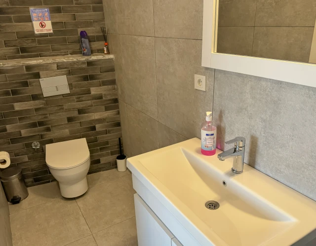 lavenderpool-bathroom