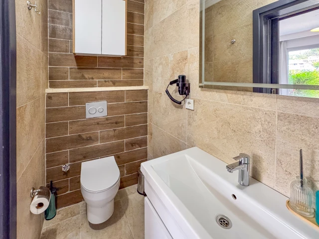 lavender-gardena2-bathroom