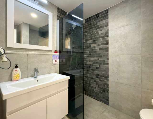 lavenderpool-bathroom2