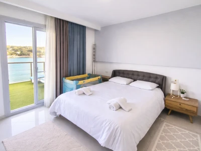 Kuşadası Lavender Residence D1 ebeveyn yatak odası ve teras çıkışı