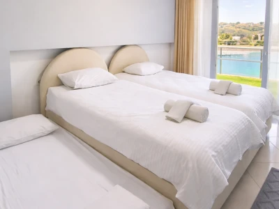 Kuşadası Lavender Residence D1 yatak odası ve havuz manzaralı pencere