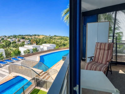 Balkon manzarası, yüzme havuzu ve site görünümü