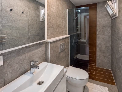 Modern banyo, lavabo ve duş alanı