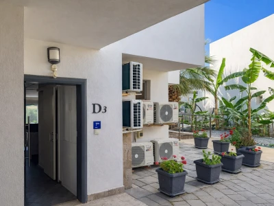 Apartman girişi, bahçe ve dış alan görünümü