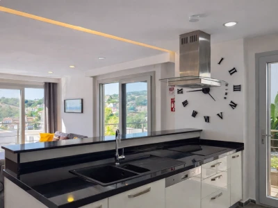 Açık plan mutfak ve salon, geniş tezgah ve doğal ışık