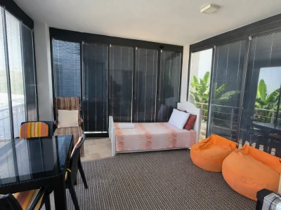 Kapalı balkon alanı, oturma köşesi ve dinlenme alanı